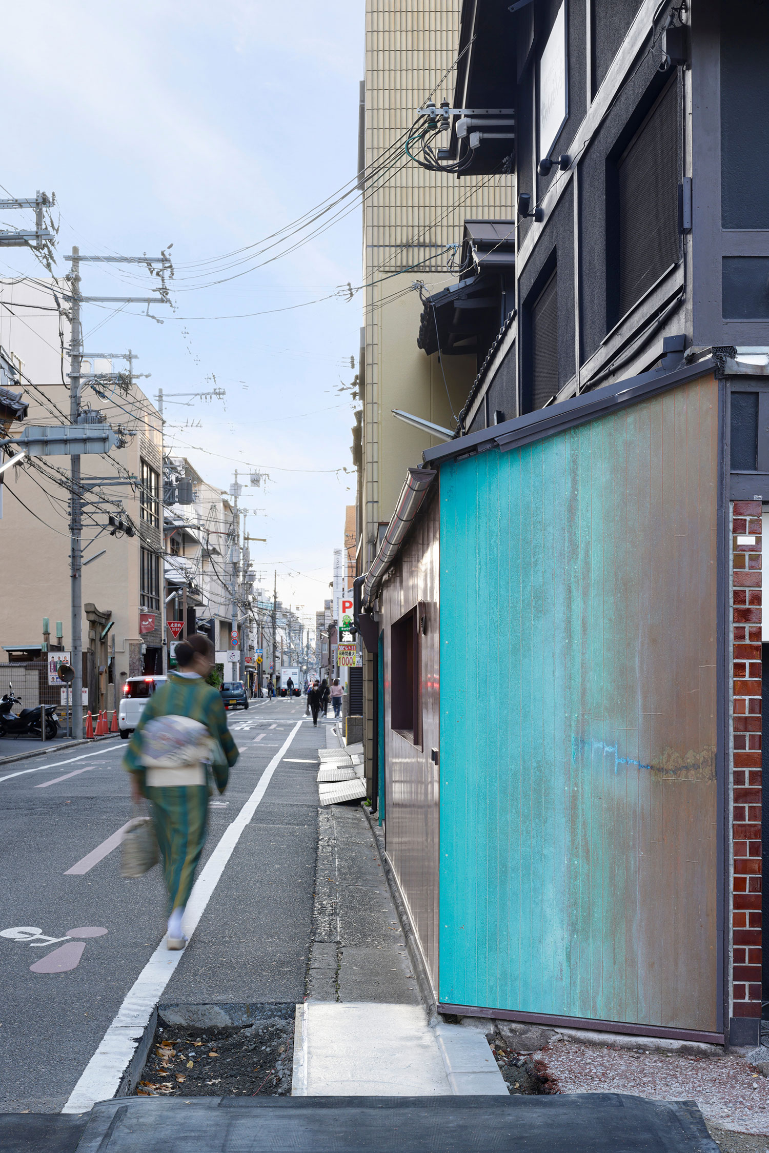 A Splash of Color: G ARCHITECTS STUDIO Transforms a Cozy Café in Kyoto