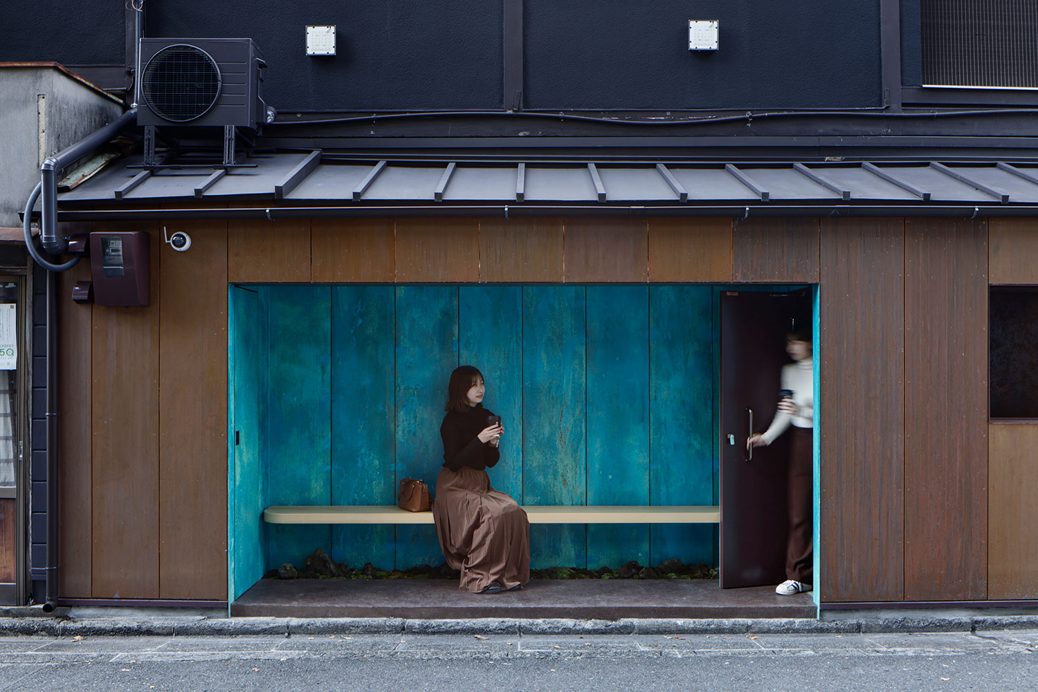 A Splash of Color: G ARCHITECTS STUDIO Transforms a Cozy Café in Kyoto