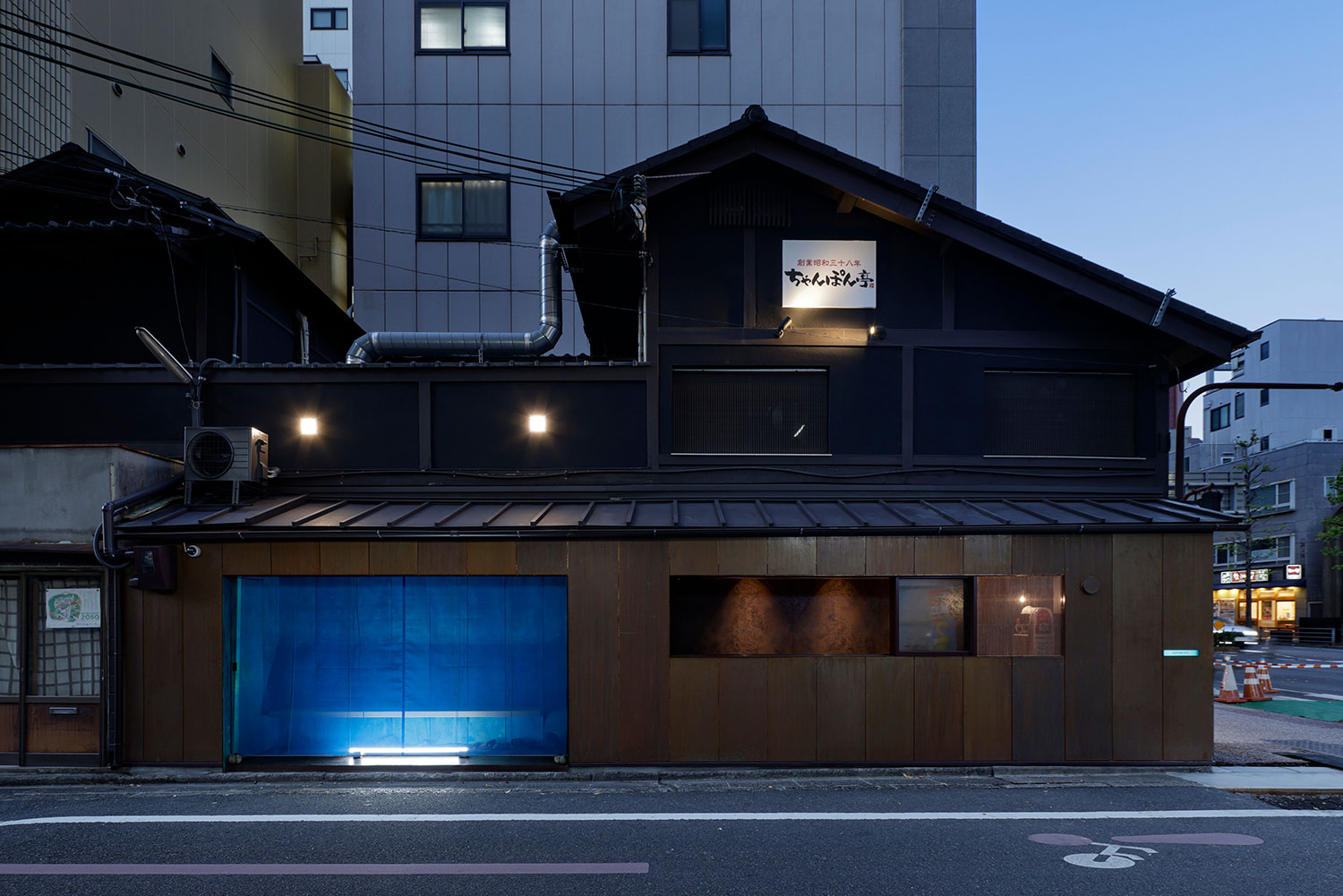 A Splash of Color: G ARCHITECTS STUDIO Transforms a Cozy Café in Kyoto