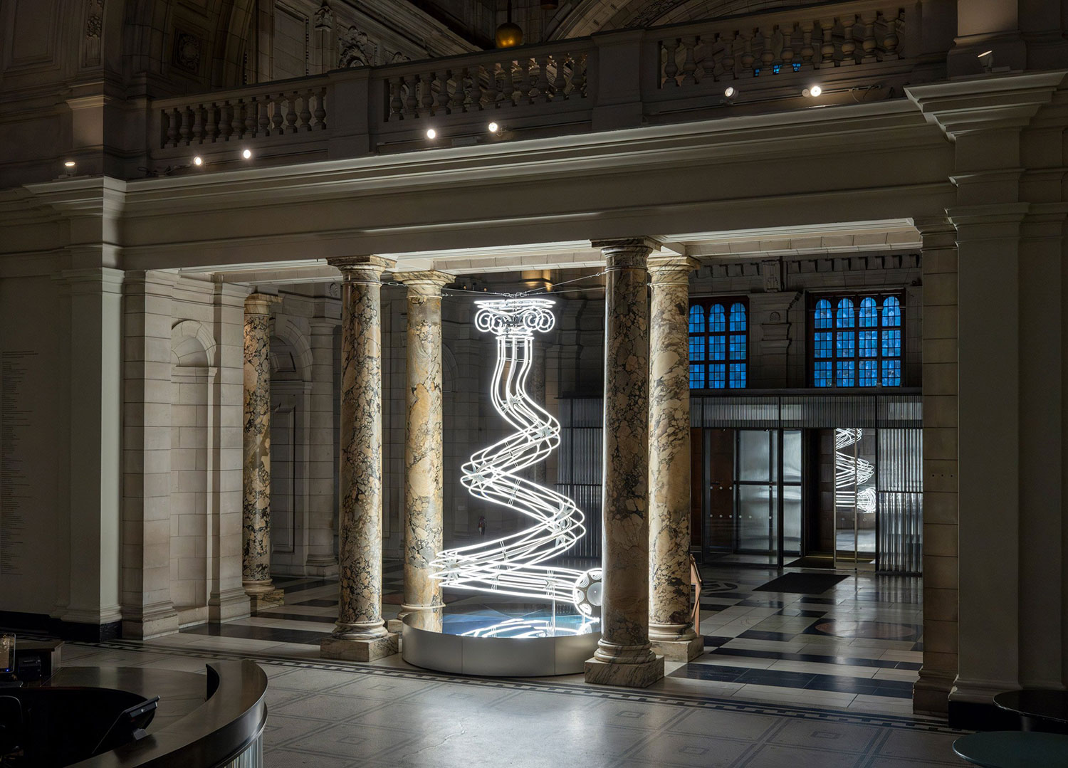 All Lit Up! Christmas Tree Sculpture by Anna Lomax Debuts at V&A