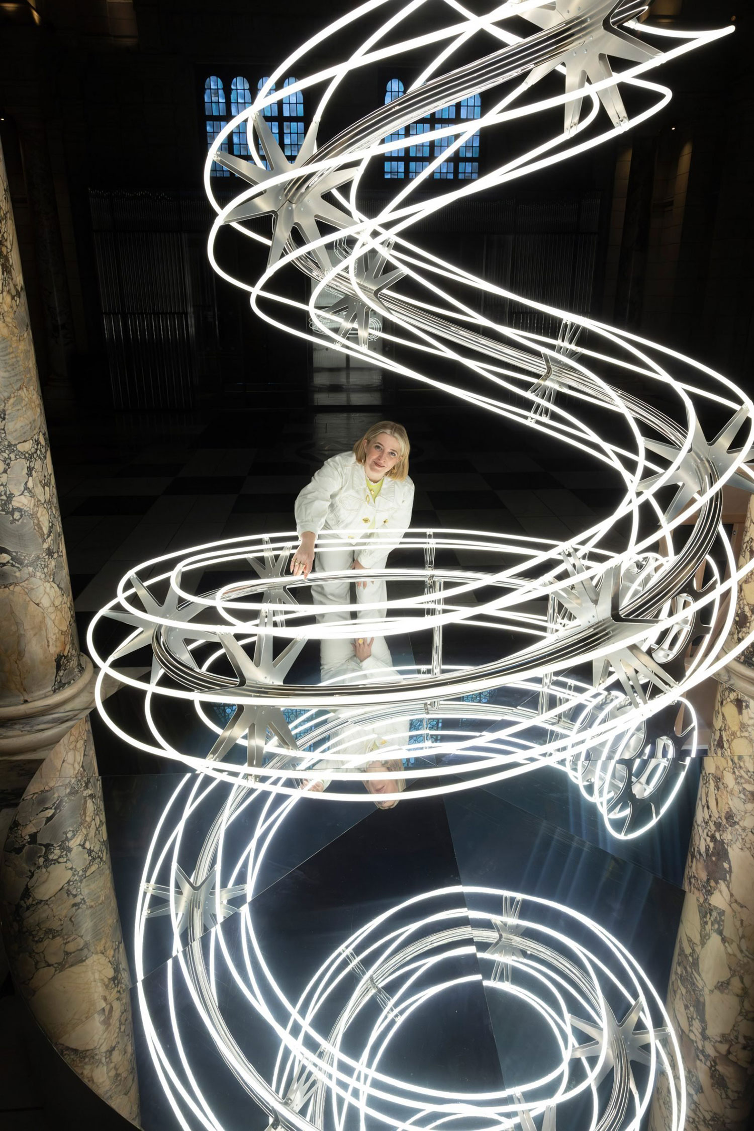 All Lit Up! Christmas Tree Sculpture by Anna Lomax Debuts at V&A