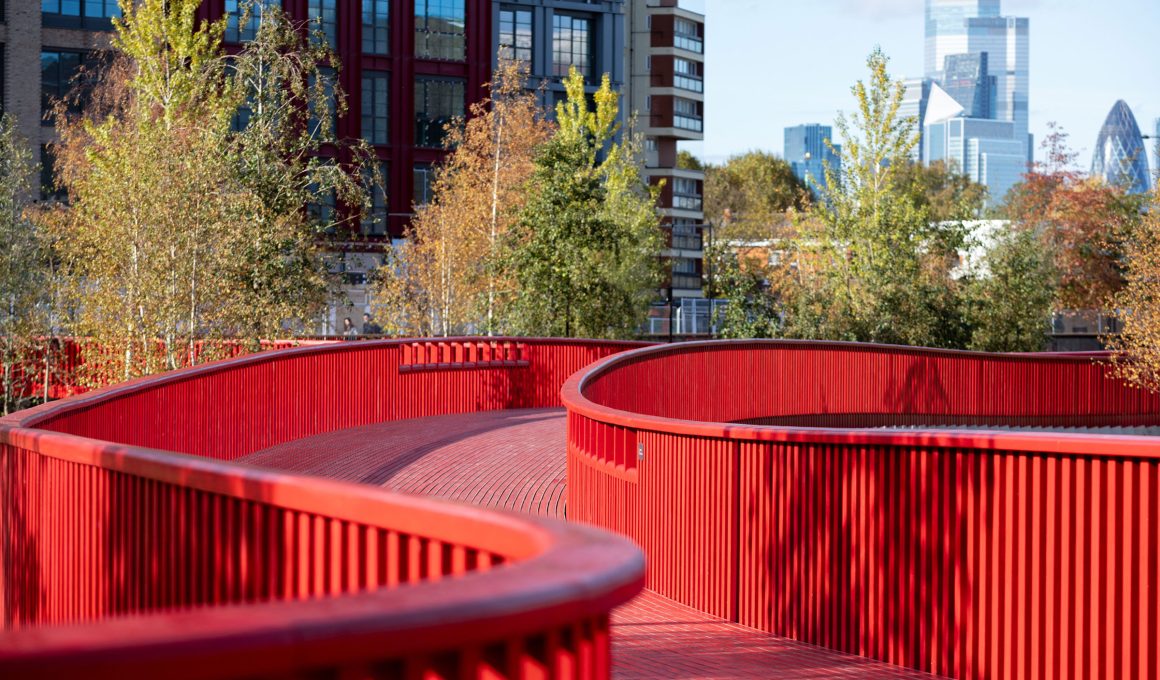 Asif Khan Unveils Elegant Ribbon Bridge Connecting Canada Dock to Timber Trade Heritage in South London