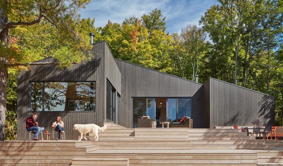 Multi-Generational Cottage Embracing Lake Catchacoma's Scenic Beauty