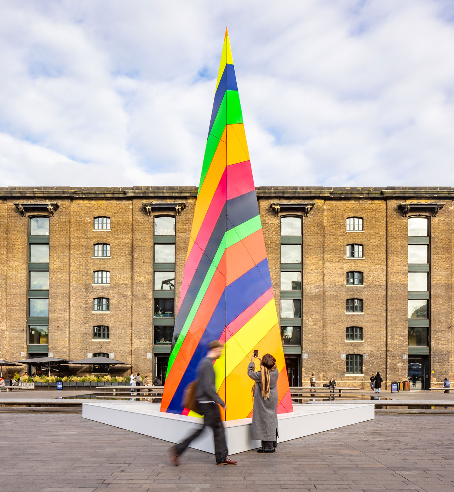 Fluorescence: Liz West's Eye-Catching Neon Christmas Tree Illuminates Kings Cross