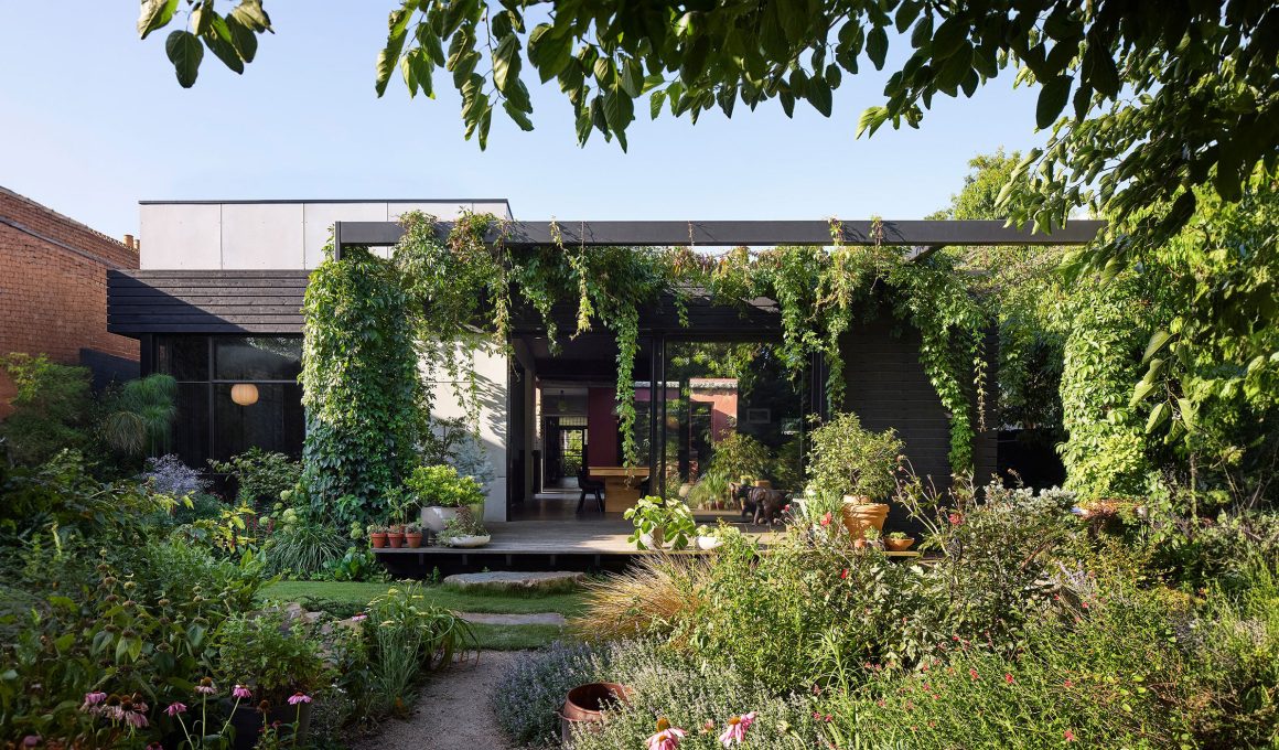 Gardener's House: A Suburban Oasis for Passionate Gardeners in Melbourne