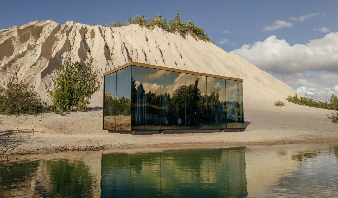 Reflecting Nature: ÖÖD's Mirrored Cabins Transform Rural Estonia's Tiny Homes Experience