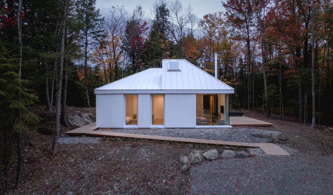 Small-Scale, Grand Ambitions: The Selenite Retreat by Naturehumaine in Quebec's Woodlands