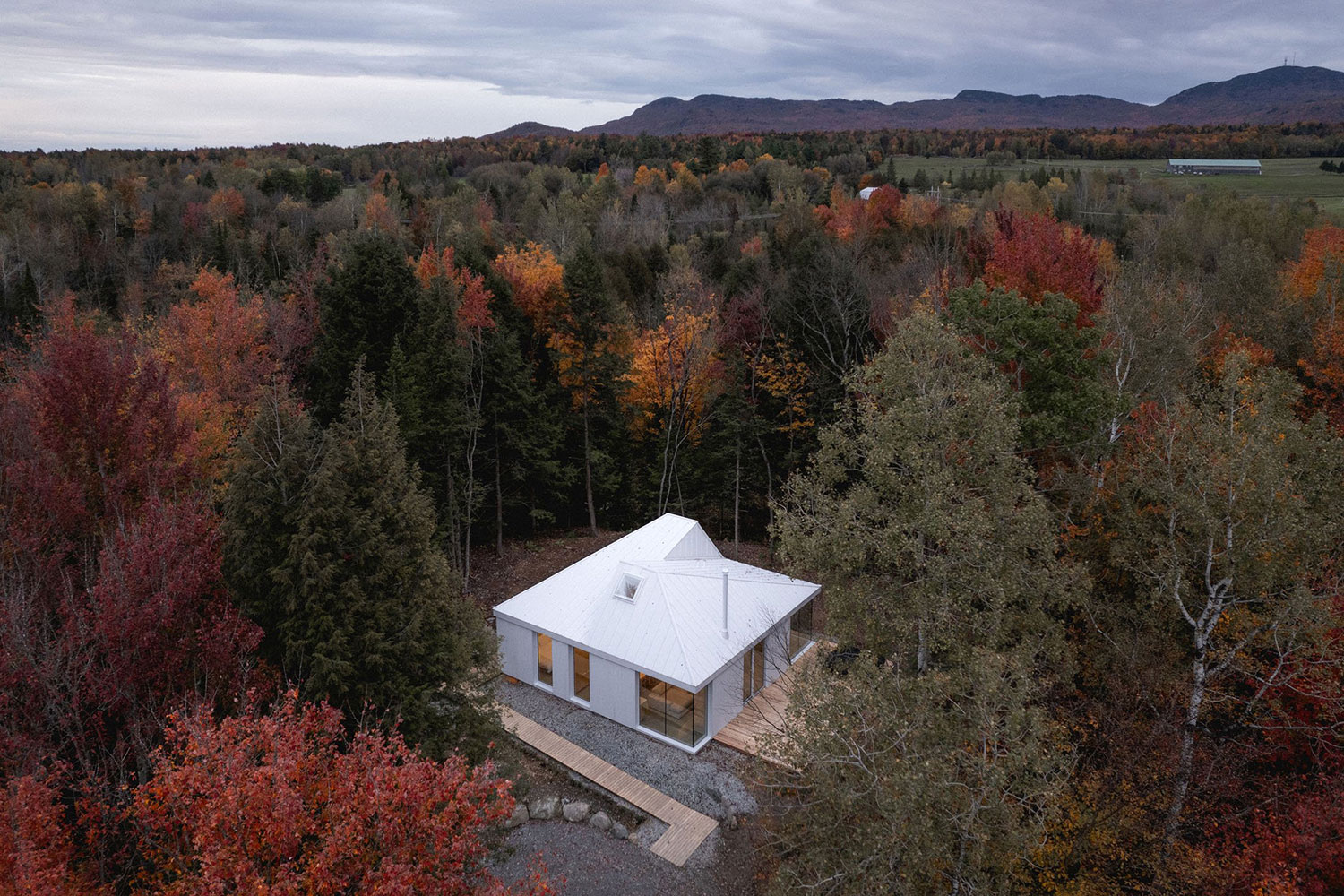 Small-Scale, Grand Ambitions: The Selenite Retreat by Naturehumaine in Quebec's Woodlands