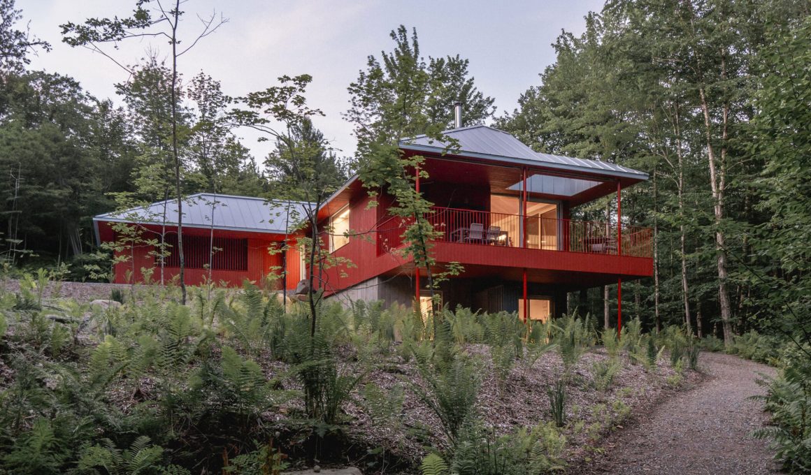 Three Streams House: A Harmonious Retreat Amidst Nature's Embrace in Sutton